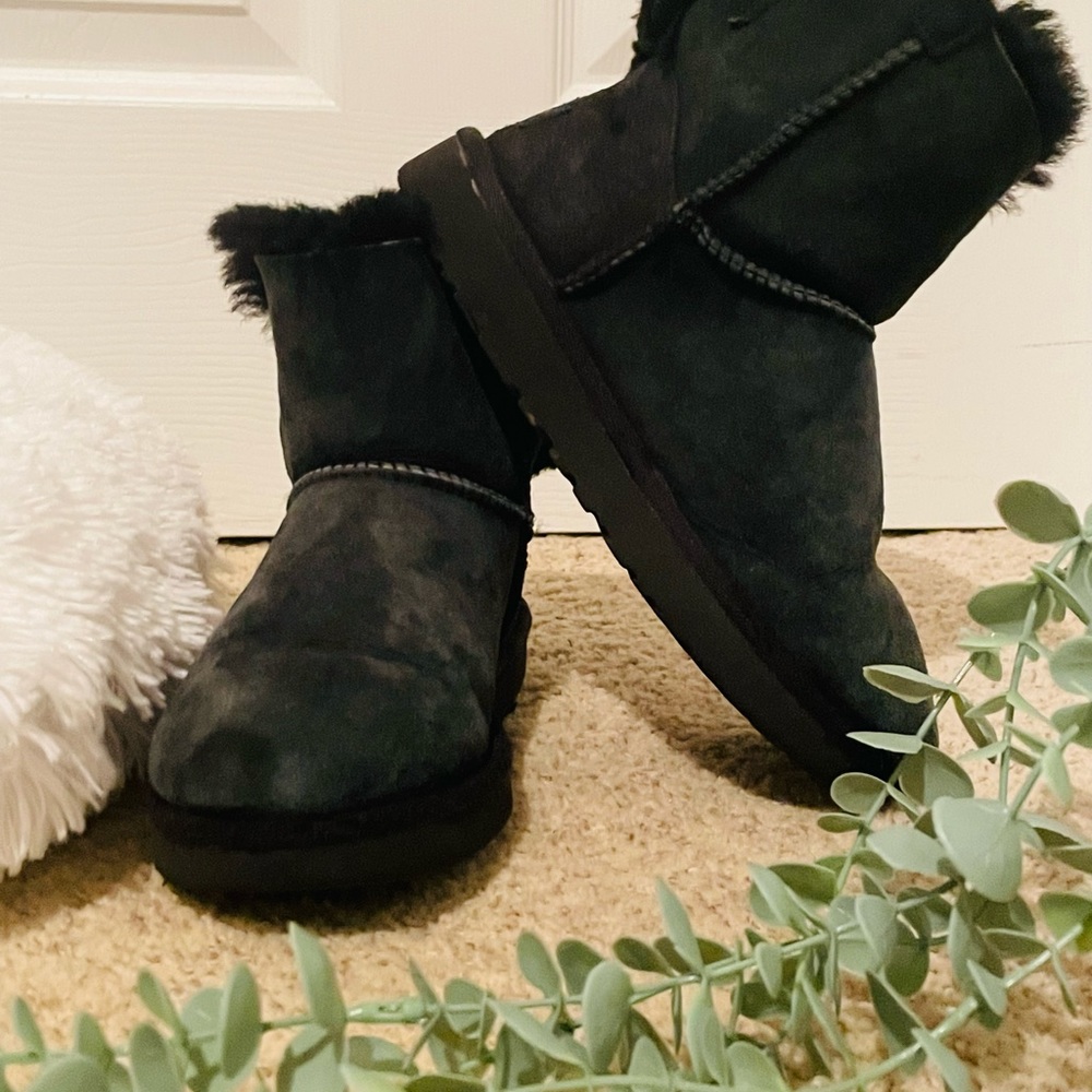 BLACK UGGS - Picture 6 of 7